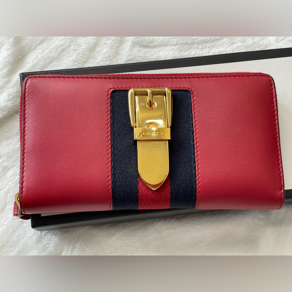 Gucci leather Sylvie zippy around wallet (red)